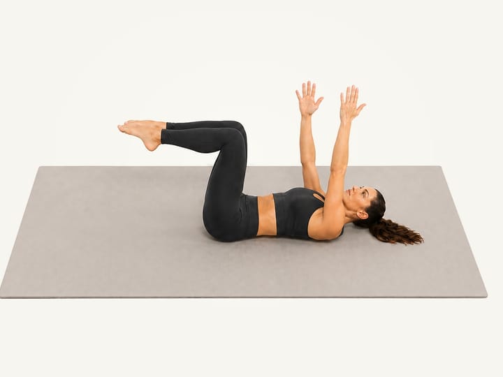 Step 1 of the dead bug: lying on the back, arms towards the ceiling, knees bent over the hips